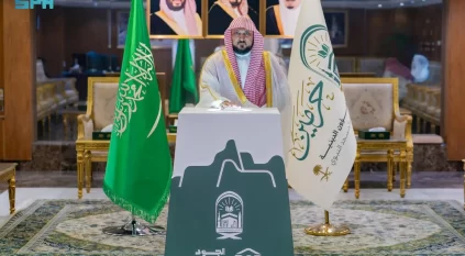 أئمة المسجد الحرام يشاركون في تدشين حملة “الجود منا وفينا”