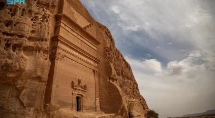 الفنون الهندسية في موقع الحِجر الأثري بالعُلا.. إبداع نبطي منحوت في الصخور