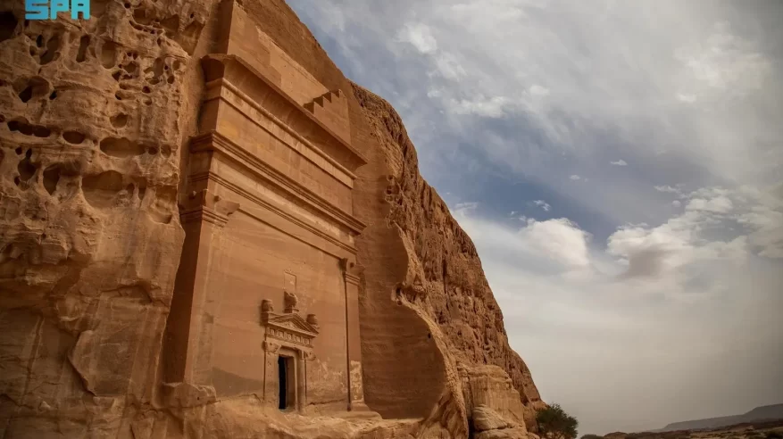 الفنون الهندسية في موقع الحِجر الأثري بالعُلا.. إبداع نبطي منحوت في الصخور