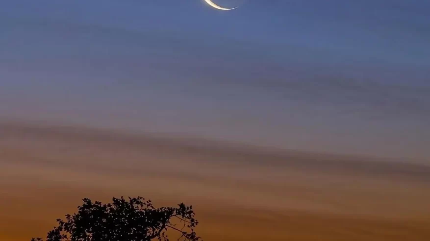 فلكية جدة: فجر الثلاثاء ظهور خافت لقمر رمضان