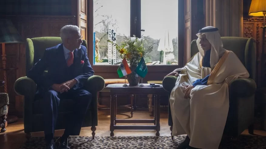 وزير الخارجية يستعرض العلاقات الثنائية ومستجدات الأوضاع مع نظيره الهندي