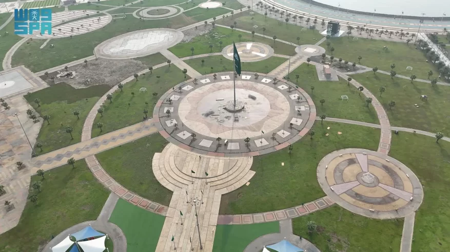 احتفاءً بيوم العلم.. أكثر من 10 آلاف علم سعودي تزيّن شوارع جازان