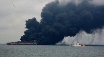 غرق ناقلة نفط بمضيق هرمز بعد استهدافها من الحرس الثوري