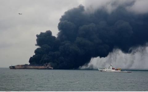 غرق ناقلة نفط بمضيق هرمز بعد استهدافها من الحرس الثوري
