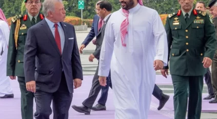ملك الأردن يصل إلى جدة وولي العهد في مقدمة مستقبليه