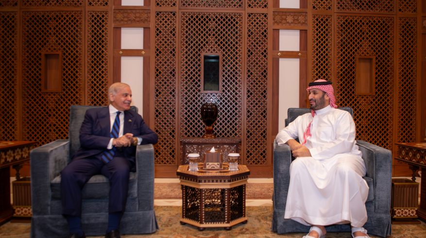 ولي العهد ورئيس الوزراء الباكستاني يبحثان تداعيات التصعيد العسكري في المنطقة