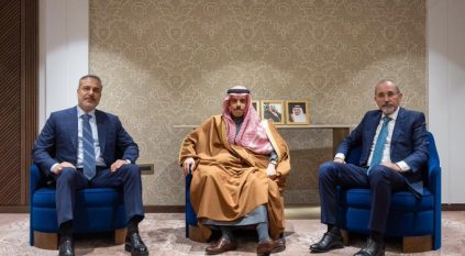 فيصل بن فرحان يبحث مع وزيري خارجية الأردن وتركيا مستجدات الأوضاع بالمنطقة