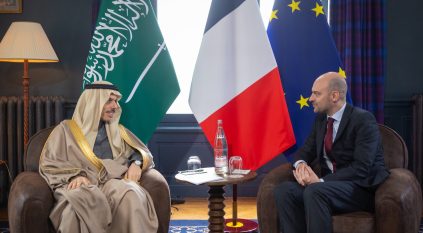 وزير الخارجية يبحث المستجدات في المنطقة مع نظيره الفرنسي