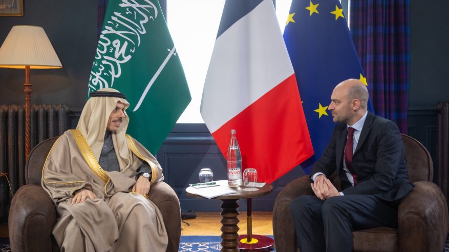 وزير الخارجية يبحث المستجدات في المنطقة مع نظيره الفرنسي