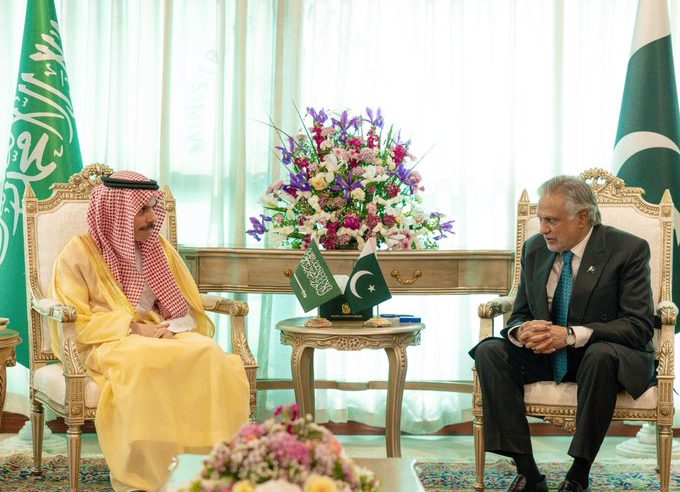 فيصل بن فرحان يستعرض العلاقات والتطورات الإقليمية مع نائب رئيس الوزراء وزير خارجية باكستان