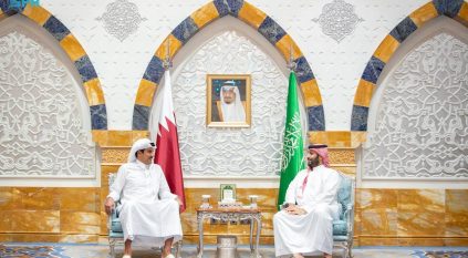 ولي العهد يبحث مستجدات الأوضاع الإقليمية مع أمير قطر