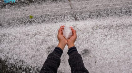 حالة مطرية غزيرة في الباحة يكسو خلالها البَرَد شوارعها ومرتفعاتها