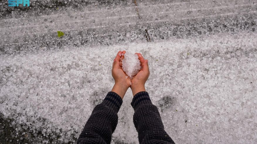 حالة مطرية غزيرة في الباحة يكسو خلالها البَرَد شوارعها ومرتفعاتها