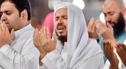 لقطات توثق المشاهد الإيمانية والإنسانية في المسجد الحرام ليلة 27 رمضان