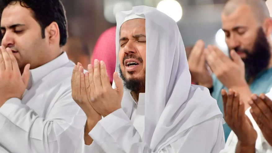 لقطات توثق المشاهد الإيمانية والإنسانية في المسجد الحرام ليلة 27 رمضان