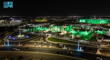 مبنى إمارة جازان يتوشّح بالأخضر احتفاءً بـ يوم العَلَم