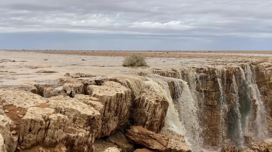 لقطات توثق هطول الأمطار وجريان السيول برفحاء والمراكز والقرى التابعة لها