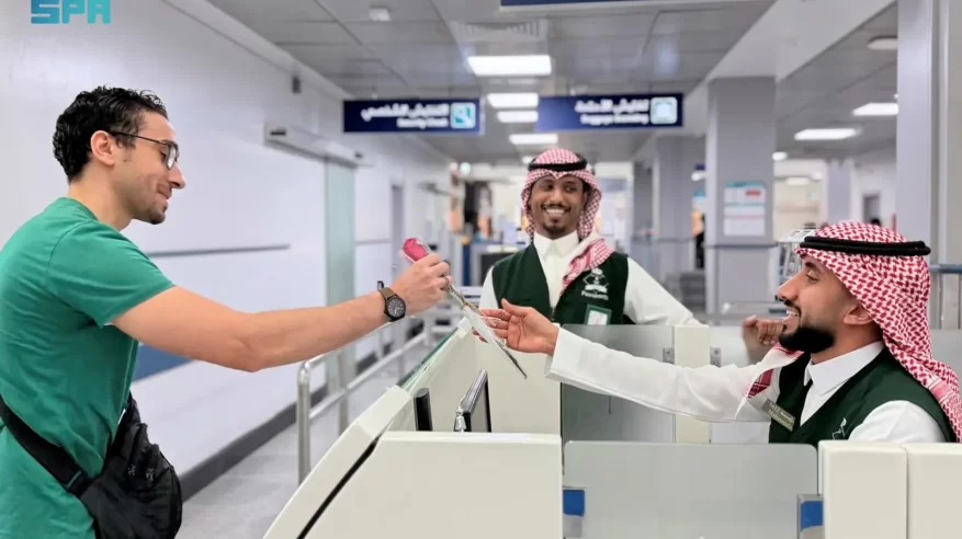 “الجوازات” تشارك المسافرين فرحة عيد الفطر عبر المنافذ الدولية