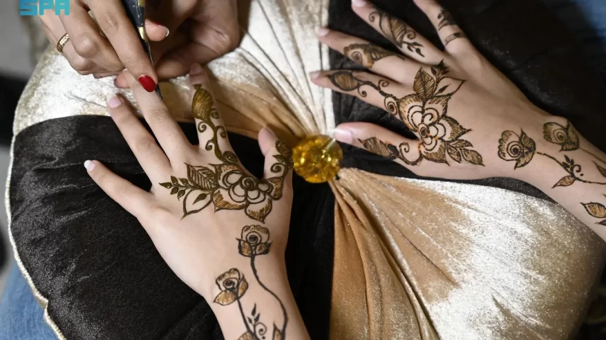 “الحناء” في حياة المرأة السعودية.. رمز الجمال وإرث الأمهات وجدّات الماضي