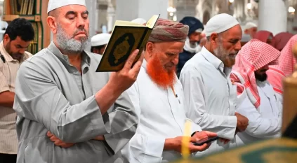 مشاهد إيمانية وإنسانية بأروقة وساحات المسجد الحرام ليلة 29 رمضان