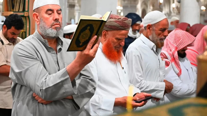 مشاهد إيمانية وإنسانية بأروقة وساحات المسجد الحرام ليلة 29 رمضان