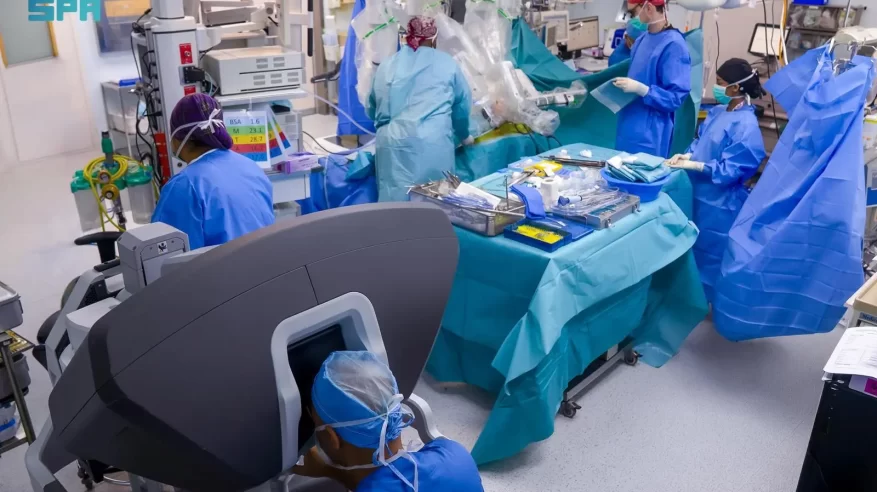 التخصصي ينجح في إجراء عملية سحب القولون بتقنية سونسن لطفل عمره عامين