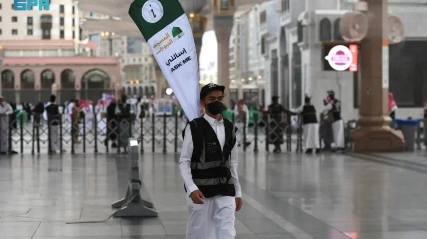 المتطوعون في ليلة ختم القرآن بالمسجد النبوي.. أدوار حيوية في خدمة المصلين