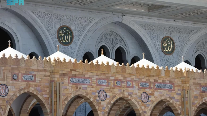 قباب المسجد الحرام عبر العصور.. تطوّرٌ معماري يجسد رعاية الدولة السعودية