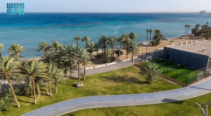 شاطئ أملج يستقطب الأهالي والزوار خلال إجازة عيد الفطر