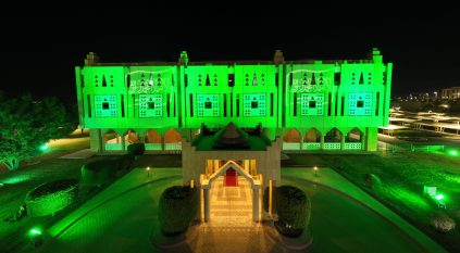 مبنى إمارة منطقة تبوك يتزين باللون الأخضر وراية التوحيد احتفاءً بيوم العلم