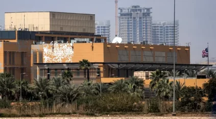 هجوم على السفارة الأمريكية في بغداد وتصاعد الدخان بداخلها