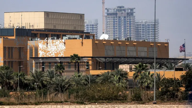 هجوم على السفارة الأمريكية في بغداد وتصاعد الدخان بداخلها