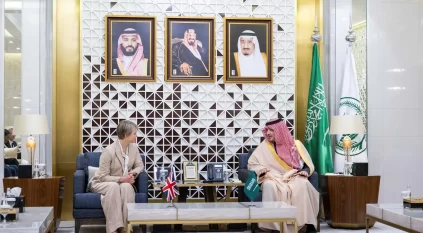 وزير الداخلية يبحث التعاون بالمجال الأمني مع وزيرة الخارجية البريطانية