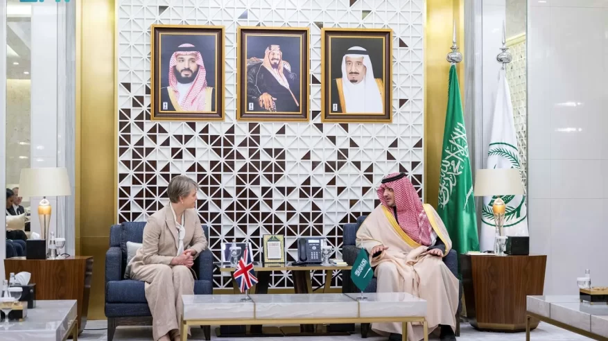 وزير الداخلية يبحث التعاون بالمجال الأمني مع وزيرة الخارجية البريطانية