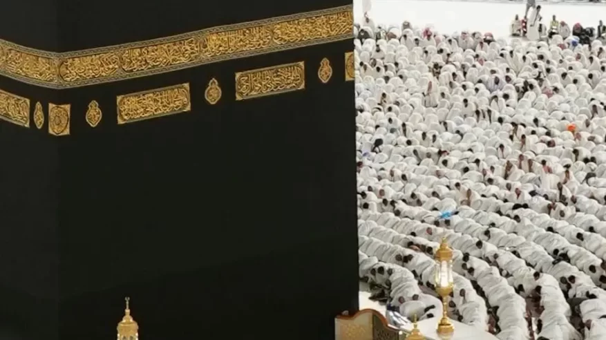 حِجر إسماعيل.. المساحة التي بقيت شاهدة على تاريخ الكعبة المشرفة عبر القرون