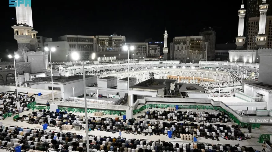 قاصدو المسجد الحرام يشهدون ختم القرآن الكريم ليلة 29 من شهر رمضان