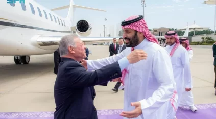 ملك الأردن يصل إلى جدة وولي العهد في مقدمة مستقبليه