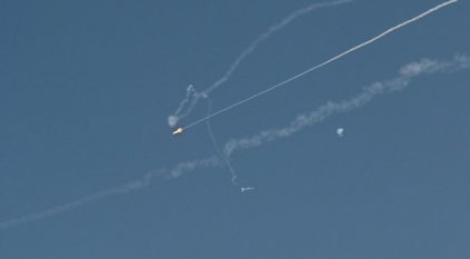 الدفاع الإماراتية: أصوات انفجارات نتيجة اعتراض صواريخ ومسيرات إيرانية