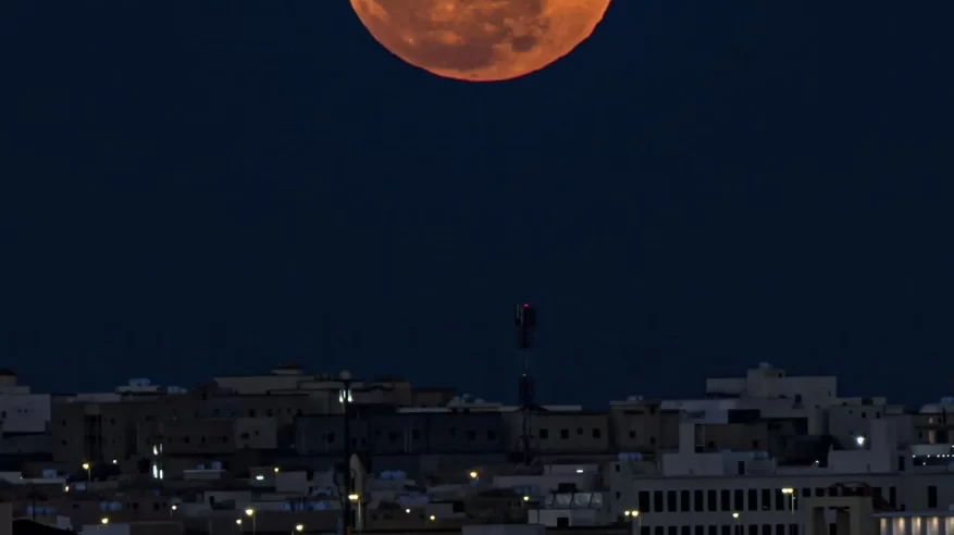 لقطات مذهلة.. بدر رمضان يزيّن سماء السعودية