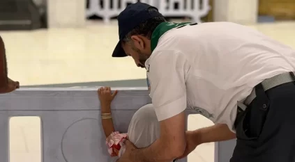 أطفال المعتمرين التائهين يجدون الأمان بين أيدي كشافة الحرم المكي