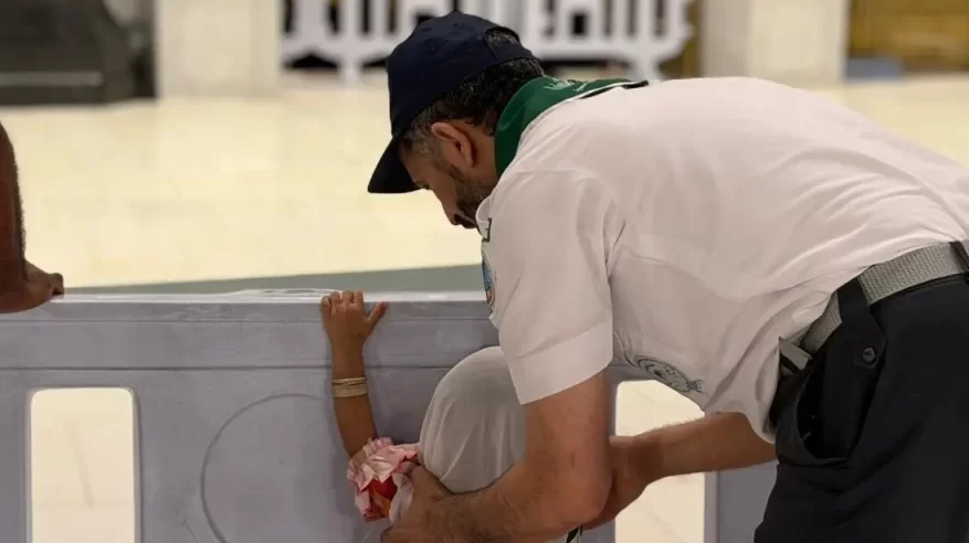 أطفال المعتمرين التائهين يجدون الأمان بين أيدي كشافة الحرم المكي