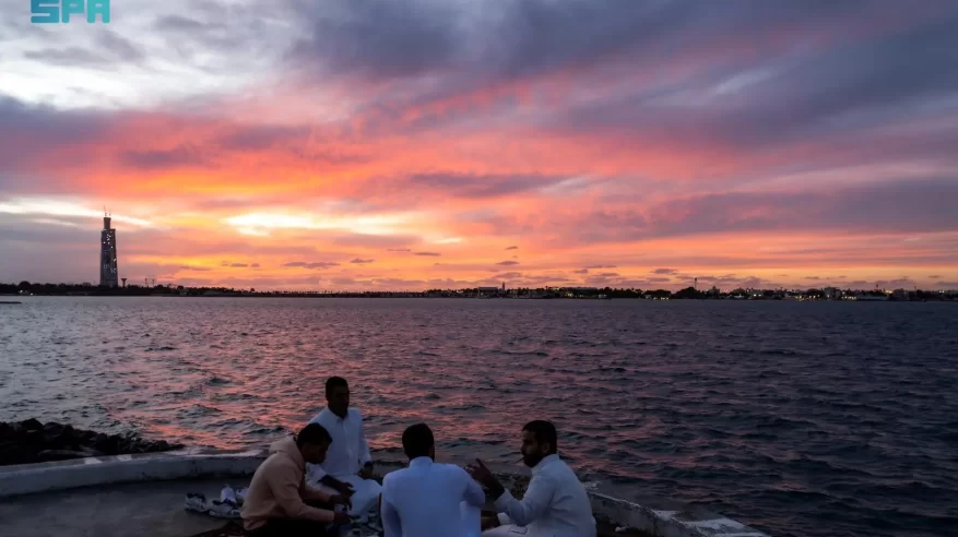 موائد الإفطار الجماعي بجدة تبرز مظاهر الألفة والترابط في رمضان