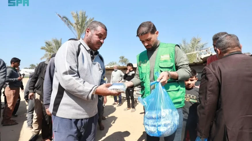 سلمان للإغاثة يوزع 24 ألف وجبة غذائية ساخنة للنازحين في قطاع غزة