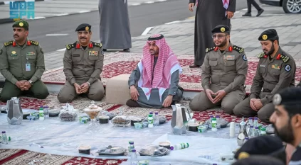 نائب أمير حائل يشارك رجال الأمن إفطارهم الرمضاني بالميدان ويدشّن المسيرة الأمنية بمناسبة يوم العلم