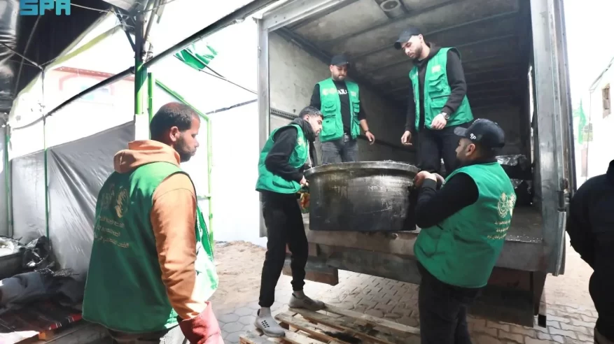 سلمان للإغاثة يوزّع 30 ألف وجبة غذائية ساخنة في وسط وجنوب قطاع غزة