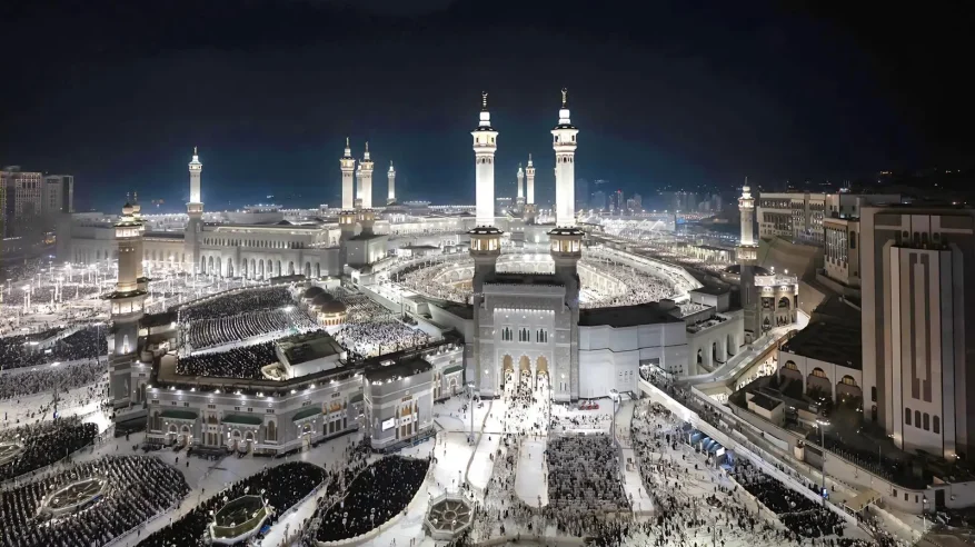 إضاءة المسجد الحرام.. تحول تاريخي من القناديل إلى الكهرباء