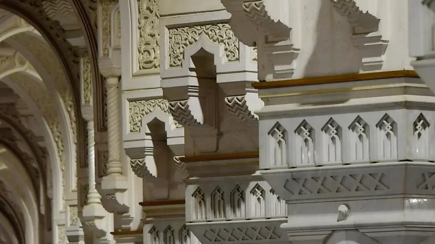 أعمدة المسجد الحرام.. شواهد معمارية تحمل التاريخ وتخدم ملايين المصلين
