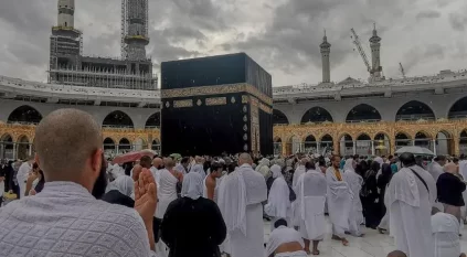 وسط رجاء ودعاء.. أمطار غزيرة في المسجد الحرام