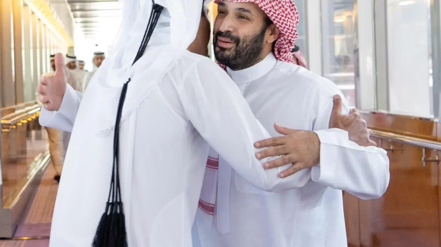 أمير قطر يغادر جدة وولي العهد في مقدمة مودعيه