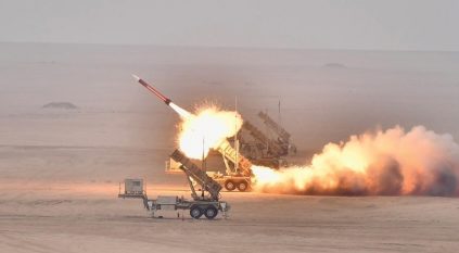 الدفاعات الجوية الكويتية تتصدى حاليًا لهجمات صاروخية وطائرات مسيرة معادية